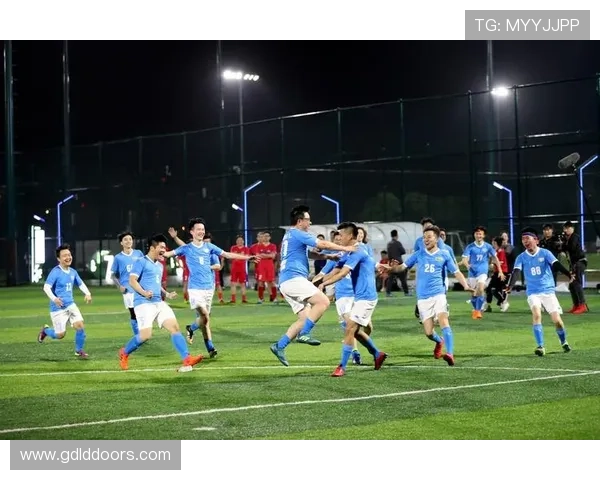 提升球技的关键：足球运动技巧解析与训练方法详细分析与实用建议