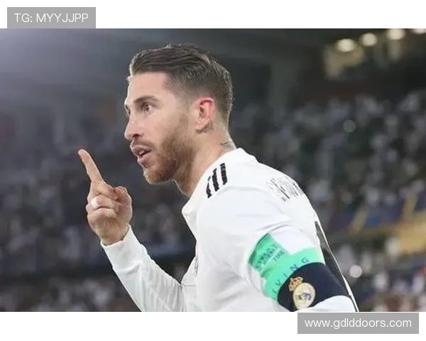 拉莫斯球场上大佬，家里却爱穿拖鞋睡大觉，这反差也太真实了吧！